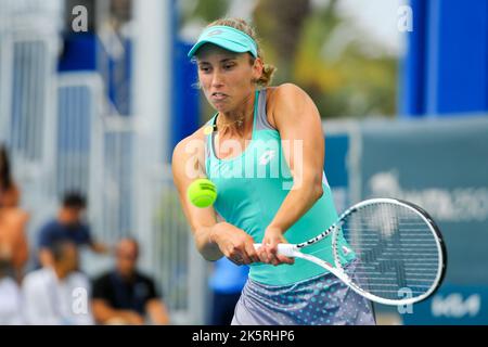 Monastir, Tunisia. 9th Ott 2022. Elise Mertens del Belgio ha fatto ritorno durante la partita finale contro Alize Cornet di Francia al torneo di tennis Jasmin Open Monastir di 2022 a Monastir, Tunisia, 9 ottobre 2022. Credit: Adel Ezzine/Xinhua/Alamy Live News Foto Stock