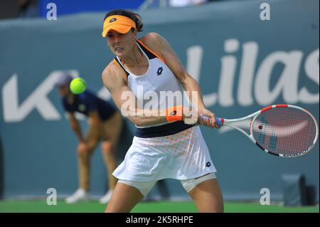 Monastir, Tunisia. 9th Ott 2022. Alize Cornet di Francia ha fatto ritorno durante la partita finale contro Elise Mertens del Belgio al torneo di tennis Jasmin Open Monastir di 2022 a Monastir, Tunisia, 9 ottobre 2022. Credit: Adel Ezzine/Xinhua/Alamy Live News Foto Stock