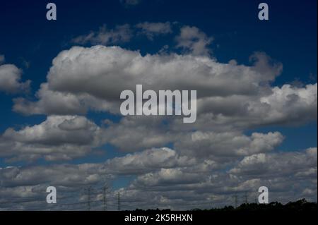 Trovo le nuvole affascinanti - le loro forme e sfumature che cambiano all'infinito rendono sempre interessante il cielo. Le nuvole di Cumulus sono il tipo più comune. Foto Stock