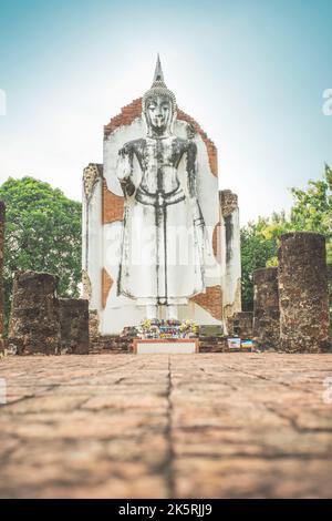 Il grande buddha Phra Attharot a Wat Viharn Thong nella provincia di Phitsanulok, Thailandia. Foto Stock