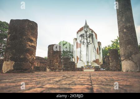 Il grande buddha Phra Attharot a Wat Viharn Thong nella provincia di Phitsanulok, Thailandia. Foto Stock