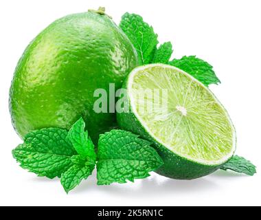 Lime e fettina di lime con foglie di menta isolate su fondo bianco. Foto Stock