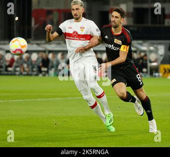 Stoccarda, Germania. 9th Ott 2022. Rani Khedira (R) del FC Union Berlin vies con Atakan Karazor di VfB Stuttgart durante la partita di calcio della prima divisione tedesca Bundesliga a Stoccarda, Germania, 9 ottobre 2022. Credit: Philippe Ruiz/Xinhua/Alamy Live News Foto Stock