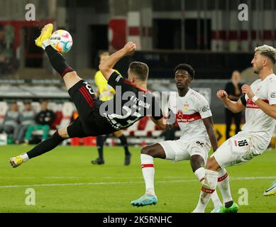 Stoccarda, Germania. 9th Ott 2022. Niko Giesselmann (L) del FC Union Berlin spara durante la partita di calcio della prima divisione tedesca Bundesliga tra VfB Stuttgart e FC Union Berlin a Stoccarda, Germania, 9 ottobre 2022. Credit: Philippe Ruiz/Xinhua/Alamy Live News Foto Stock