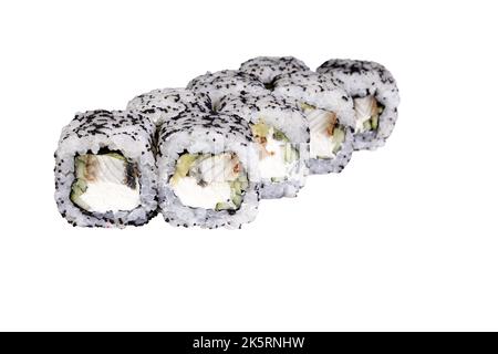 Sushi roll california in sesamo con anguilla. Il sushi si trova su uno sfondo bianco. Foto Stock