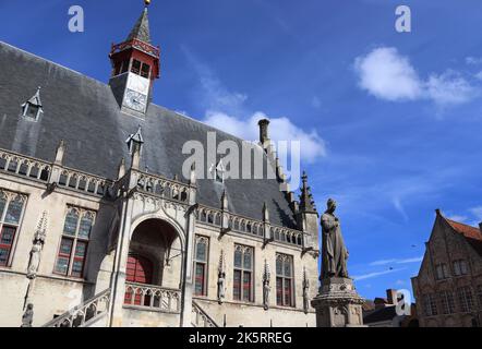 Vista esterna del Municipio di Damme vicino a Bruges in Belgio. Si tratta di un edificio storico nelle Fiandre Occidentali risalente al 13th ° secolo. Spazio di copia Foto Stock