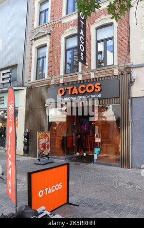 AALST, BELGIO: 3 OTTOBRE 2022: Vista esterna di una catena di fast food o'Tacos. La catena è specializzata in 'Tacos francese' e ha un gran numero di fra Foto Stock