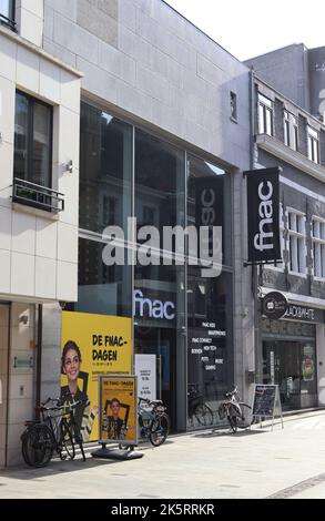 AALST, BELGIO, 3 OTTOBRE 2022: Vista esterna di un negozio Fnac nelle Fiandre, Belgio. FNAC è una catena francese che vende libri, software ed elettronica Foto Stock