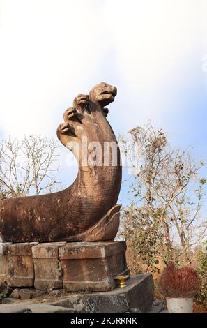 Statua di serpente a più teste o naga nel complesso del Tempio di Preah Vihear (Prasat Phra Wihan), Cambogia, Indochina. Sito patrimonio dell'umanità dell'UNESCO Foto Stock