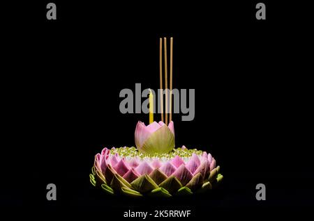 Fuoco selettivo sul fiore di loto del krathong del petalo di loto rosa sullo sfondo di notte per la luna piena della Thailandia o il festival di Loy krathong. Foto Stock