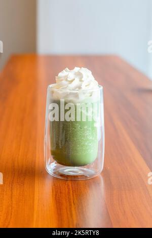 Tè verde Matcha drink in un caffè locale a Cebu City, Filippine Foto Stock
