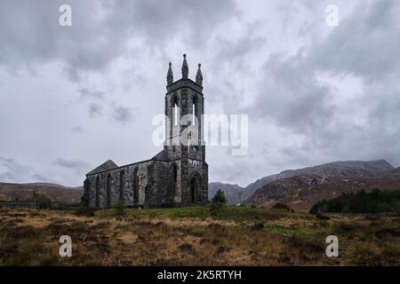 La rovina della vecchia chiesa di Dunlewey sotto il cielo nuvoloso nella contea di Donegal, Repubblica d'Irlanda Foto Stock