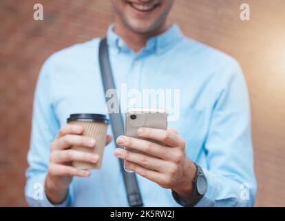 Le mani, il telefono e la città viaggiano con il caffè al mattino, si spostano per un colloquio aziendale o in pausa. Zoom, sorriso e buon uomo d'affari con 5g social Foto Stock