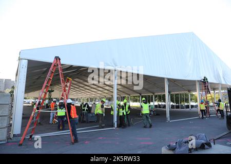 (221010) -- NEW YORK, 10 ottobre 2022 (Xinhua) -- i lavoratori lavorano nel cantiere di un centro umanitario di risposta alle emergenze e di soccorso per i richiedenti asilo nell'isola di Randall a New York, Stati Uniti, 9 ottobre 2022. Il sindaco di New York Eric Adams ha dichiarato lo stato di emergenza venerdì in risposta a un afflusso record di richiedenti asilo in città, per lo più dal confine meridionale degli Stati Uniti. Venerdì è stato emesso un ordine esecutivo per dirigere formalmente tutte le agenzie competenti della città a coordinare i loro sforzi per rispondere alla crisi umanitaria dei richiedenti asilo Foto Stock