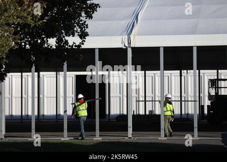 (221010) -- NEW YORK, 10 ottobre 2022 (Xinhua) -- i lavoratori lavorano nel cantiere di un centro umanitario di risposta alle emergenze e di soccorso per i richiedenti asilo nell'isola di Randall a New York, Stati Uniti, 9 ottobre 2022. Il sindaco di New York Eric Adams ha dichiarato lo stato di emergenza venerdì in risposta a un afflusso record di richiedenti asilo in città, per lo più dal confine meridionale degli Stati Uniti. Venerdì è stato emesso un ordine esecutivo per dirigere formalmente tutte le agenzie competenti della città a coordinare i loro sforzi per rispondere alla crisi umanitaria dei richiedenti asilo Foto Stock