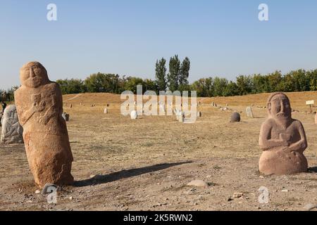 Balli turchi (marcature di pietra), Giardino delle pietre, sito della torre Burana, Valle di Chui, Regione di Chui, Kirghizistan, Asia centrale Foto Stock