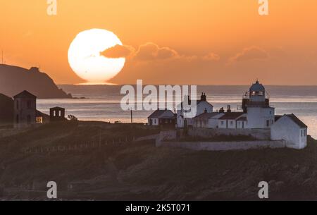 Roches Point, Cork, Irlanda. 10th ottobre 2022. Alba in una fresca mattinata di ottobre a Roches Point, Cork, Irlanda. - Credit; David Creedon / Alamy Live News Foto Stock