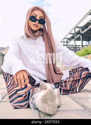 Bella giovane donna araba in posa all'aperto in un foulard. Attraente femmina musulmana che indossa un hijab in posa all'esterno. Shes tutto su stile e moda Foto Stock