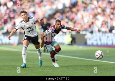 Tom Cairney di Fulham e Thilo Kehrer di West Ham inseguono una palla libera lungo l'ala durante la partita della Premier League tra West Ham United e Fulham allo stadio di Londra. 9th Ott 2022 Foto Stock