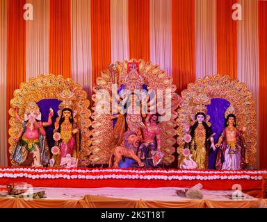 Parco Chittaranjan Milano Samithi,Dt-1 Ott 2022.A Vista di Durga Idiol all'interno di Puja Pandal Foto Stock