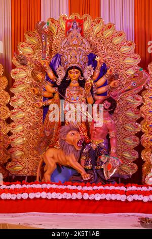 Parco Chittaranjan Milano Samithi,Dt-1 Ott 2022.A Vista di Durga Idiol all'interno di Puja Pandal Foto Stock