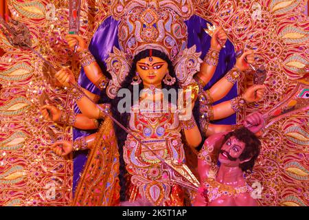 Parco Chittaranjan Milano Samithi,Dt-1 Ott 2022.A Vista di Durga Idiol all'interno di Puja Pandal Foto Stock