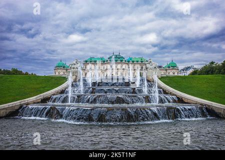 Fontana nel Giardino Belvedere. Sul retro il palazzo del Belvedere superiore sorge contro un cielo tempestoso. Foto scattata il 17th settembre 2022 a Vienn Foto Stock