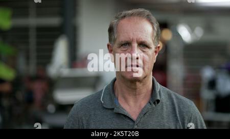 Un uomo più anziano con espressione preoccupata. Persona anziana con sconcertata emozione confusa guardando la macchina fotografica. Espressione scioccata Foto Stock