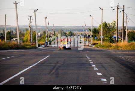 Sloviansk, regione di Donetsk, Ucraina - 24 settembre 2015: Microstrione Semyonovka. Strada sul Kharkov. Guerra in Ucraina Foto Stock