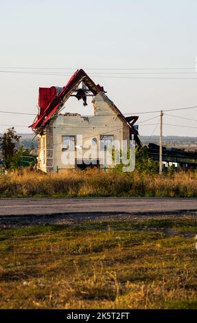 Sloviansk, regione di Donetsk, Ucraina - 24 settembre 2015: Case distrutte. Micro distretto di Semyonovka. Strada sul Kharkov. Guerra in Ucraina Foto Stock