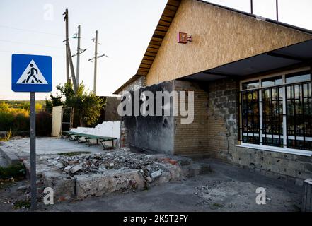 Sloviansk, regione di Donetsk, Ucraina - 24 settembre 2015: Caffè distrutto. Micro distretto di Semyonovka. Strada sul Kharkov. Guerra in Ucraina Foto Stock