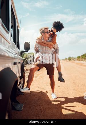 Viaggio, deserto e coppia abbracciare in viaggio su strada in Australia, ridere e divertirsi nella natura. Amore, libertà e felice donna e uomo essere sciocco, prendendo un Foto Stock