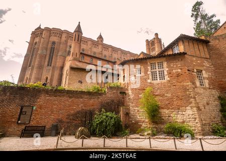 Cattedrale di Sainte-Cécile come si vede dall'ingresso del Palais épiscopal de la Berbie (Palazzo Vescovile). Entrambi sono dichiarati patrimonio mondiale dell'UNESCO nel 2010. A. Foto Stock