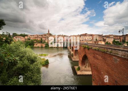 Vista generale della città e della chiesa di St-Madeleine dal Ponte Vecchio (11th cent.) sul fiume Tarn. Albi. Dipartimento Tarn. Occitanie. Francia Foto Stock