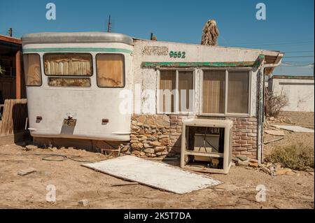 Bombay Beach è un luogo designato come censimento sulla riva orientale del mare di Salton nel deserto di sonora della California meridionale. Foto Stock