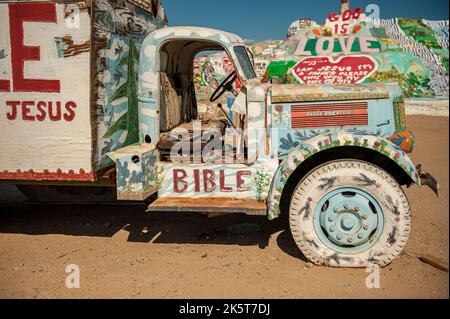 La montagna di salvezza è un ambiente visionario della collina vicino a Slab City nel deserto della California della contea imperiale creato da Leonard Knight Foto Stock