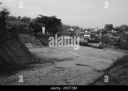 Terreno di costruzione, foto monocromatica di terreno di costruzione per nuovi edifici nella zona di Cikancung - Indonesia Foto Stock