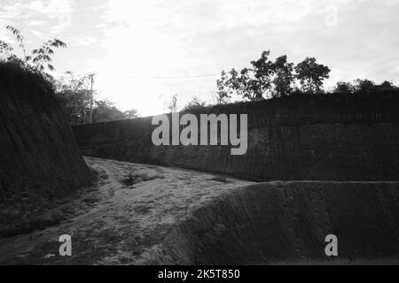 Terreno di costruzione, foto monocromatica di terreno di costruzione per nuovi edifici nella zona di Cikancung - Indonesia Foto Stock