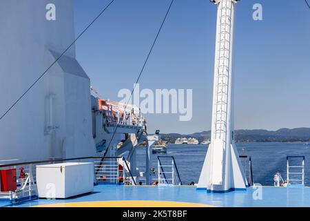 La piattaforma di osservazione superiore blu e bianca di un traghetto passeggeri che si imbarda in Europa, estate soleggiata mattina chiara Foto Stock