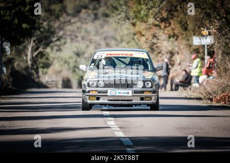 Novella, Corsica, Francia - 7th ottobre 2022: Dede Papini compete in una BMW 325i nel 2022 Tour de Corse Historique. Foto Stock