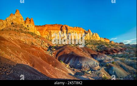 Circle Cliffs, con White Rim sopra gli strati di arenaria di Organ Rock, vista da Burr Trail Road, alba, Grand Staircase-Escalante Natl Monument, Utah, USA Foto Stock