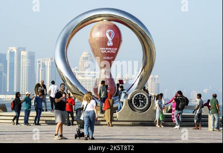 2022-10-07 15:27:48:19 Foto scattata il 07 Ottobre 2022. Le persone scattano foto davanti al conto alla rovescia della Coppa del mondo FIFA 2022 Qatar a Doha - Qatar. In vista del concorso di Coppa del mondo FIFA 2022. olanda fuori - belgio fuori Foto Stock