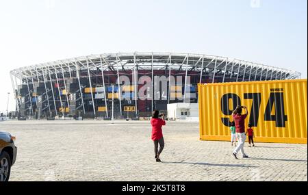 2022-10-07 15:06:24:19 Foto scattata il 07 Ottobre 2022. Le persone scattano foto davanti allo Stadio 974 di Doha - Qatar. Davanti al concorso di calcio della Coppa del mondo FIFA 2022. olanda fuori - belgio fuori Foto Stock