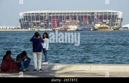 2022-10-07 15:16:31:19 Foto scattata il 07 Ottobre 2022. Le persone scattano foto davanti allo Stadio 974 di Doha - Qatar. Davanti al concorso di calcio della Coppa del mondo FIFA 2022. olanda fuori - belgio fuori Foto Stock