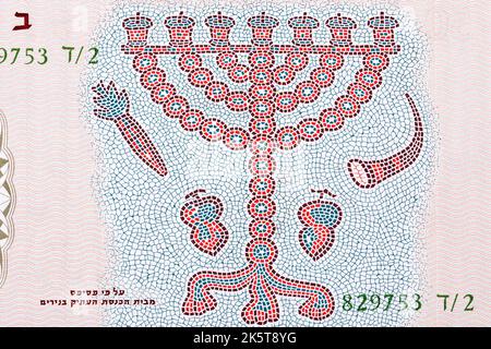 Mosaico di menorah dal vecchio denaro israeliano - la liota Foto Stock