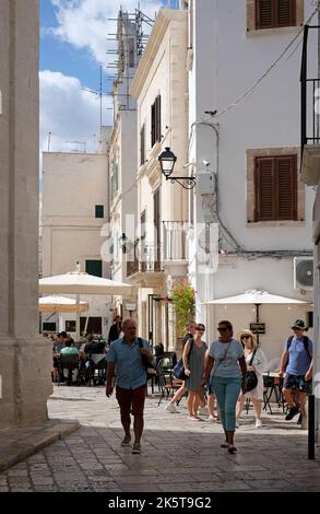 street scene a polignano a mare, puglia, italia meridionale Foto Stock