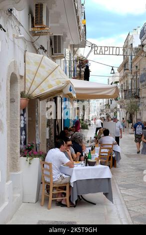 street scene a polignano a mare, puglia, italia meridionale Foto Stock