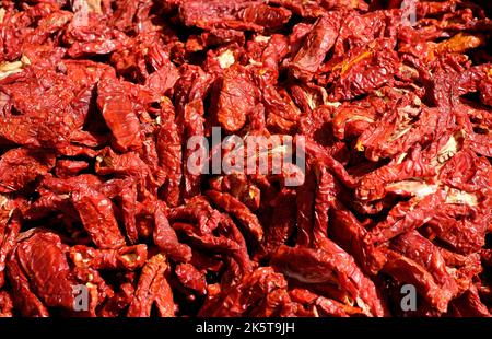 pomodori secchi in bancarella, locorotondo, puglia, italia meridionale Foto Stock