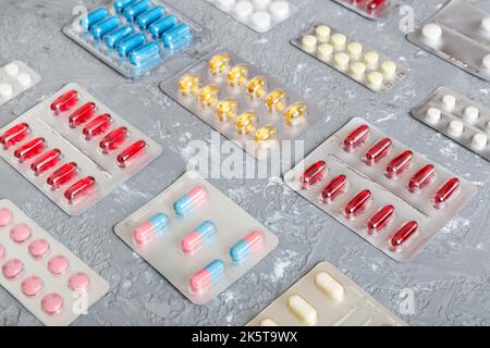 Troppe diverse pillole di varie vescicole con diverse pillole medicinali deposito a casa concetto farmaco stoccaggio. Un mucchio di medicinale in blister p Foto Stock