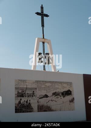 Croce religiosa e campane con un murale di pesca nella piccola città costiera di Tocha in Cantanhede, Portogallo. Foto: Notizie SMP Foto Stock